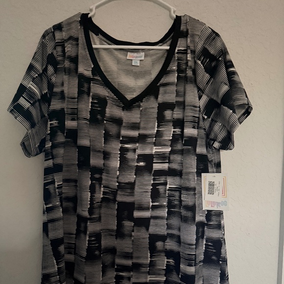Lularoe Christy T - Picture 1 of 2